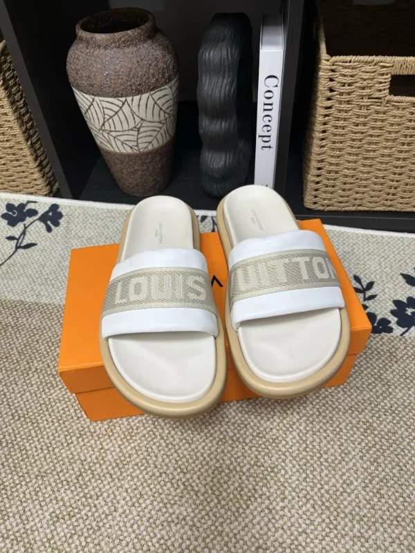 P320💰[New model] Long-term availability, 2025 new model, couple model [LOUlS VUlTTON] comes with drawer box, bag, card, invoice "Louis Vuitton ~ unique modern sandals. 》LV counter purchasing 🏃Men's and women's casual slippers, sold at the same time at the counter, the original old flower material upper is soft and comfortable, (refuses to discolor and rub the feet) sole: original factory special combination original sole, code number: 35--46 4 multiple colors 🉑️ to choose from